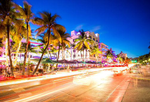 Disfrutar de la vida nocturna de South Beach en Ocean Drive, Miami, USA photo