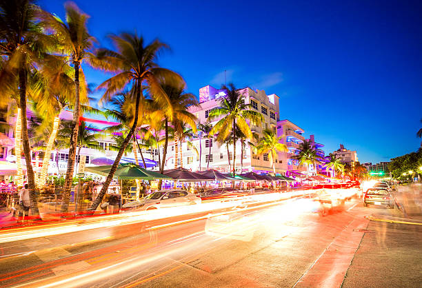 vie nocturne de south beach sur ocean drive, à miami, états-unis - ocean drive south beach night miami beach photos et images de collection