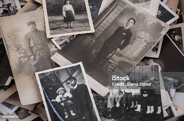 Stock fotografie Staré Černobílé A Sépiové Fotografie Na Bleším Trhu – stáhnout obrázek nyní