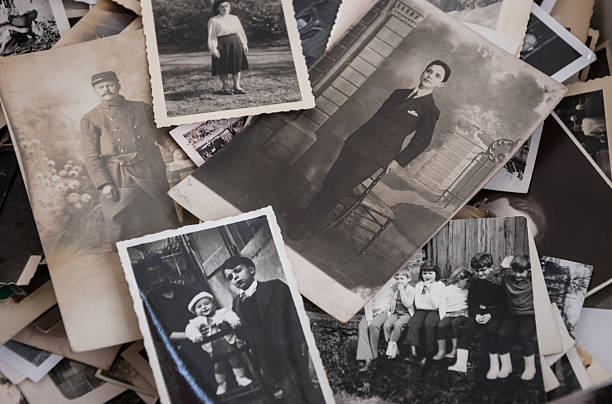 ancienne noir et blanc, sépia photos au marché aux puces. - passé photos et images de collection