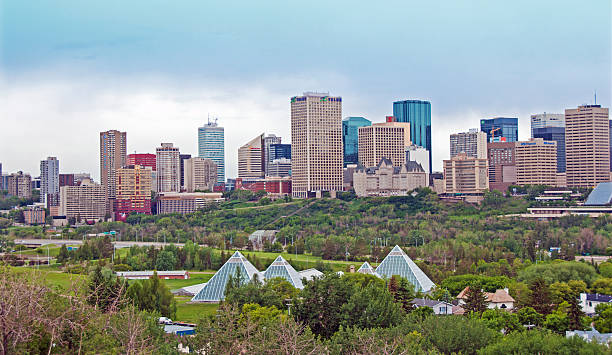 edmonton el valle del río y del horizonte de principios de la primavera - north saskatchewan river fotografías e imágenes de stock