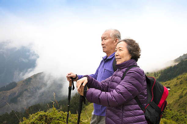 행복함 아시아판 상석 커플입니다 하이킹 산 위에 - couple senior adult travel action 뉴스 사진 이미지