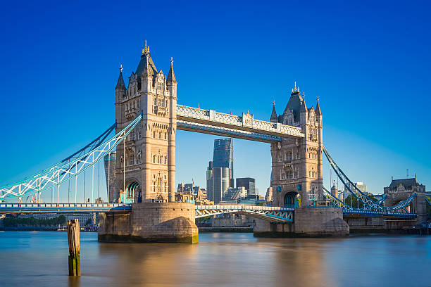 tower bridge na wschód słońca z jasne błękitne niebo, londyn, wielka brytania - london england thames river sky tower zdjęcia i obrazy z banku zdjęć