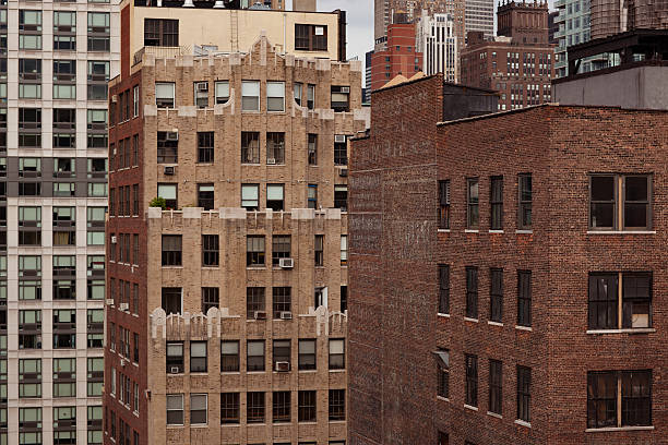 détail de vieux bâtiments de briques dans la ville de new york - 1930s style architecture architectural feature architectural styles photos et images de collection