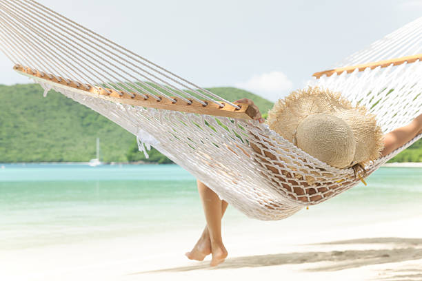 riconoscibile donna in amaca a maho bay, straordinaria struttura, isole vergini americane - hammock beach vacations tropical climate foto e immagini stock