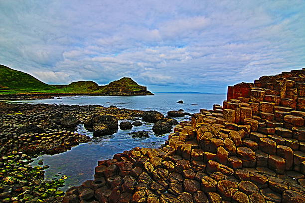 giant's causeway nubes - national trust northern ireland uk rock fotografías e imágenes de stock