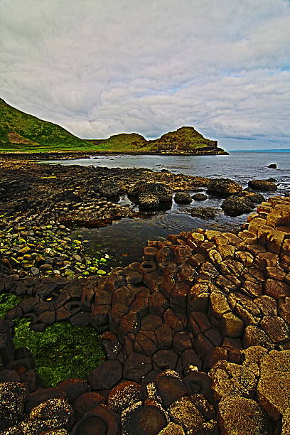 giant's causeway en la mañana nubes - national trust northern ireland uk rock fotografías e imágenes de stock