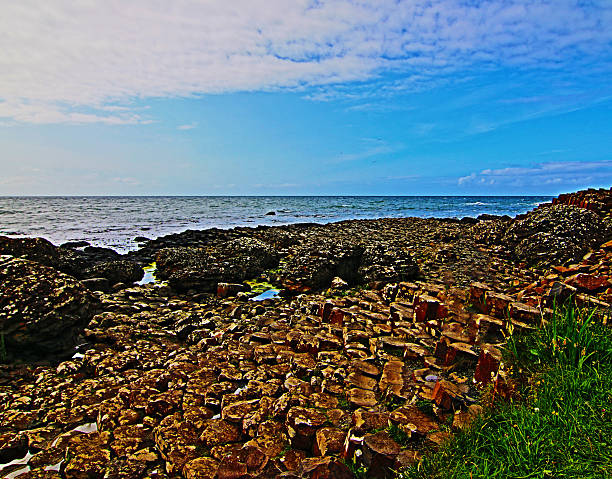 caminho dos gigantes para o mar - national trust northern ireland uk rock imagens e fotografias de stock