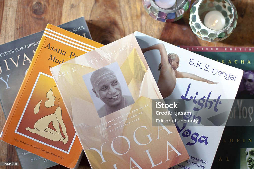 Livres de Yoga - Photo de Bougie libre de droits