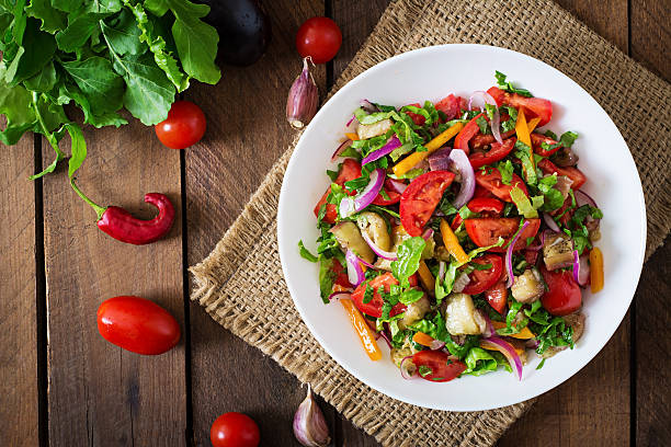 salada de berinjela assados e tomates frescos - roasted vegetable food pepper - fotografias e filmes do acervo