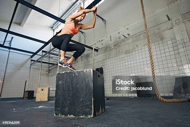 Mujer Atleta Se Realiza Caja Jumps En El Gimnasio Foto de stock y más banco de imágenes de Entrenamiento combinado - Entrenamiento combinado, Actividad, Adulto