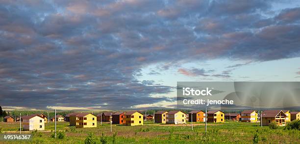 Casas De Madera Construidos De La Ciudad Foto de stock y más banco de imágenes de Aire libre - Aire libre, Arquitectura, Calle