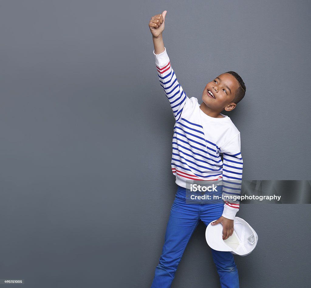 Mignon petit garçon souriant avec le pouce levé - Photo de 6-7 ans libre de droits