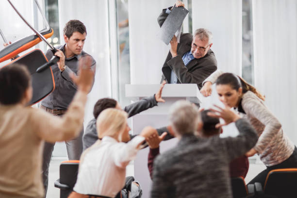 gran grupo de gente de negocios tener una lucha en seminario. - chaos fotografías e imágenes de stock