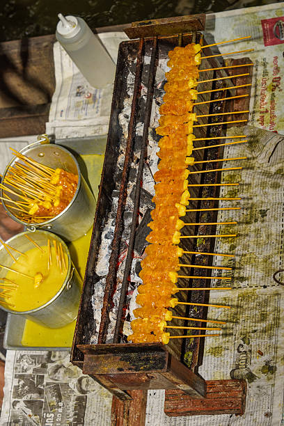 amarelo frango satay grilling em taling chan - white meat flash imagens e fotografias de stock