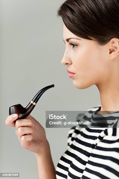 Foto de Fumar Cachimbos e mais fotos de stock de Adulto - Adulto, Cabelo curto - Comprimento de Cabelo, Conceito