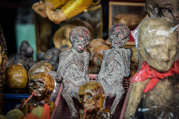 Germ Thong couple dead chat Kuman Thong, baby amulets, displayed on a shop in Bangkok's amulet market. Origins of the Monster Black Market stock pictures, royalty-free photos & images