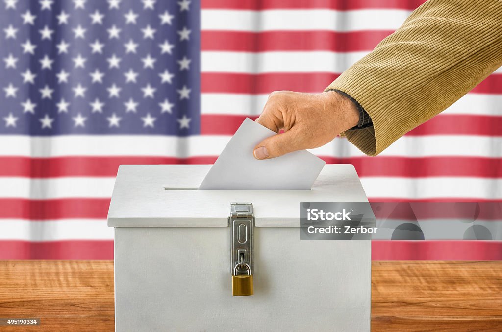 Hombre poniendo a votación en una caja de voto-EE. UU. - Foto de stock de Urna de voto libre de derechos