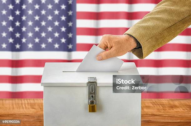 Hombre Poniendo A Votación En Una Caja De Votoee Uu Foto de stock y más banco de imágenes de Urna de voto