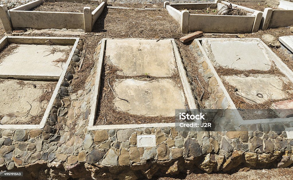 Tombe in un cimitero - Foto stock royalty-free di Ambientazione esterna