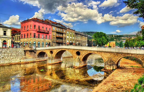 lateinische brücke in sarajevo - bosnien und herzegowina - bosnien und herzegowina stock-fotos und bilder