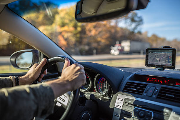 homme au volant de voiture sur la route avec la navigation gps installé - people traveling business travel travel new york city photos et images de collection