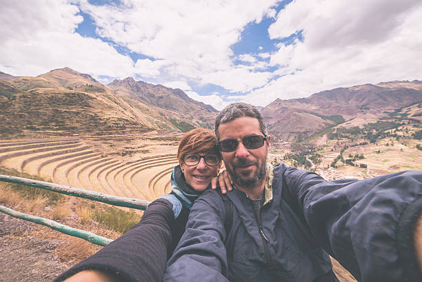 turystów biorąc selfie w inca s sacred valley, peru - calca zdjęcia i obrazy z banku zdjęć