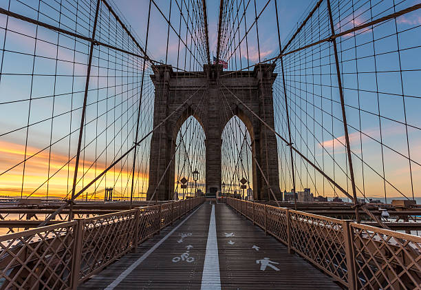 pont de brooklyn, au lever du soleil, new york city, états-unis - brooklyn bridge bridge brooklyn stone photos et images de collection