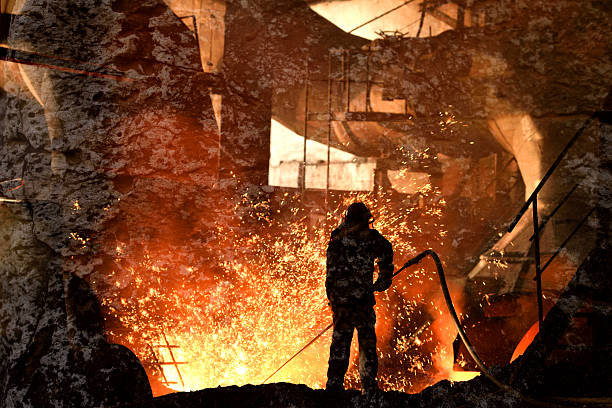 haut fourneau fer à repasser - industry metal steel mill foundry photos et images de collection