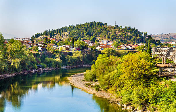 podgorica mit blick auf den moraca river-montenegro - formal garden summer water park stock-fotos und bilder