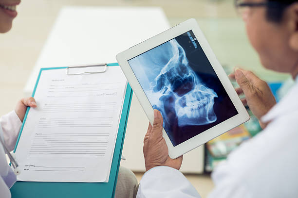 череп клетки - x ray image radiologist examining using voice стоковые фото и изображения