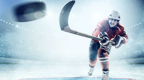 Jugadores en acción de hockey sobre hielo photo