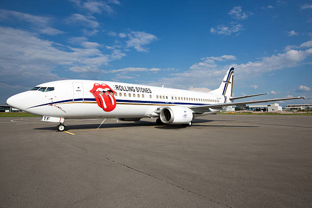 rolling stones jet privato - wing airplane boeing 737 jet foto e immagini stock