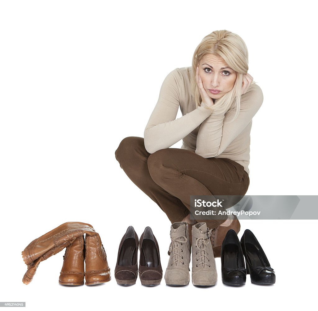 Belle jeune femme en choisissant de chaussures à porter - Photo de Accessoire libre de droits