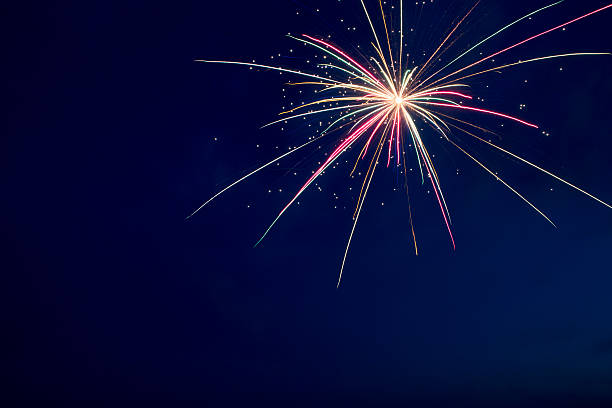 4° luglio i fuochi d'artificio. fuochi d'artificio su sfondo cielo scuro. - firework display foto e immagini stock