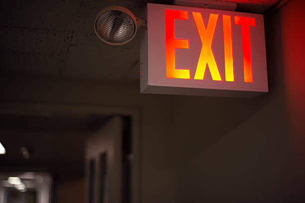 segno dell'uscita - fire exit sign foto e immagini stock
