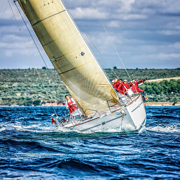 squadra di vela su barca a vela durante la regata - sailing sailboat regatta teamwork foto e immagini stock