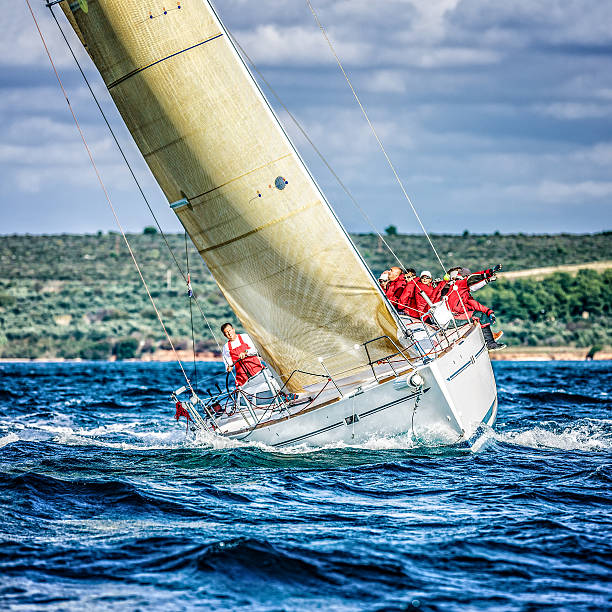 セーリングレガッタヨ��ットクルー中に - sailing sailboat regatta teamwork ストックフォトと画像