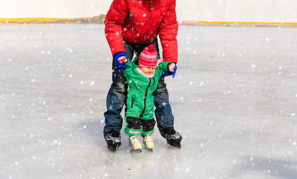 父と子を学ぶカルミア冬 - ice hockey action ice skating ice skate ストックフォトと画像