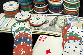 spielkarten-poker-chips-auf-schwarzem-hi