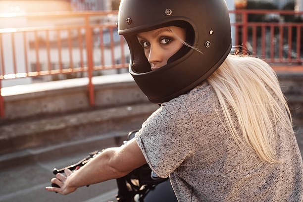 mujer de moda vintage chica motociclista en motocicleta diseño - motorcycle women helmet sensuality fotografías e imágenes de stock