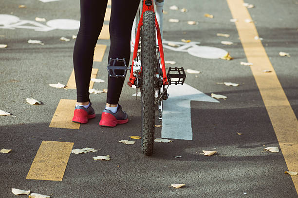 balade en vélo dans l'automne. urban concept. - crossprocesed photos et images de collection