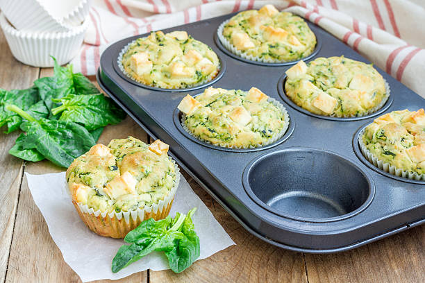 recém-cozido lanche muffins com espinafre e feta - muffin cheese bakery breakfast imagens e fotografias de stock