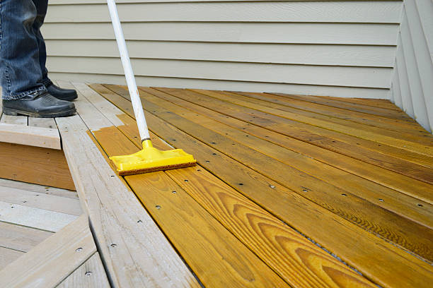 trabajador tinción de aplicar a la terraza - wood deck wood stain paint fotografías e imágenes de stock