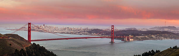 le golden gate bridge et du centre-ville de san francisco - beach architecture golden gate bridge night photos et images de collection