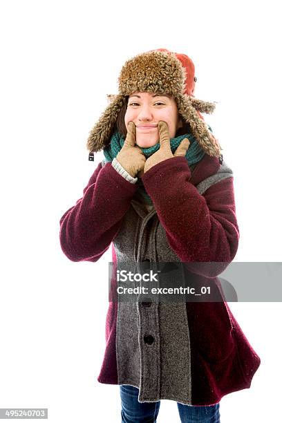 Mujer Joven En Ropa De Invierno Y Mostrando Cara Sonriente Foto de stock y más banco de imágenes de 25-29 años