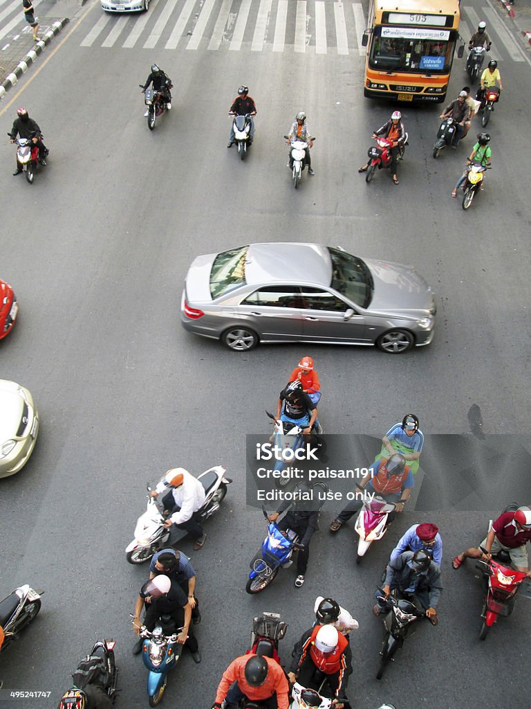Motociclistas e carros esperar uma junção durante a Hora do rush - Royalty-free Acima Foto de stock