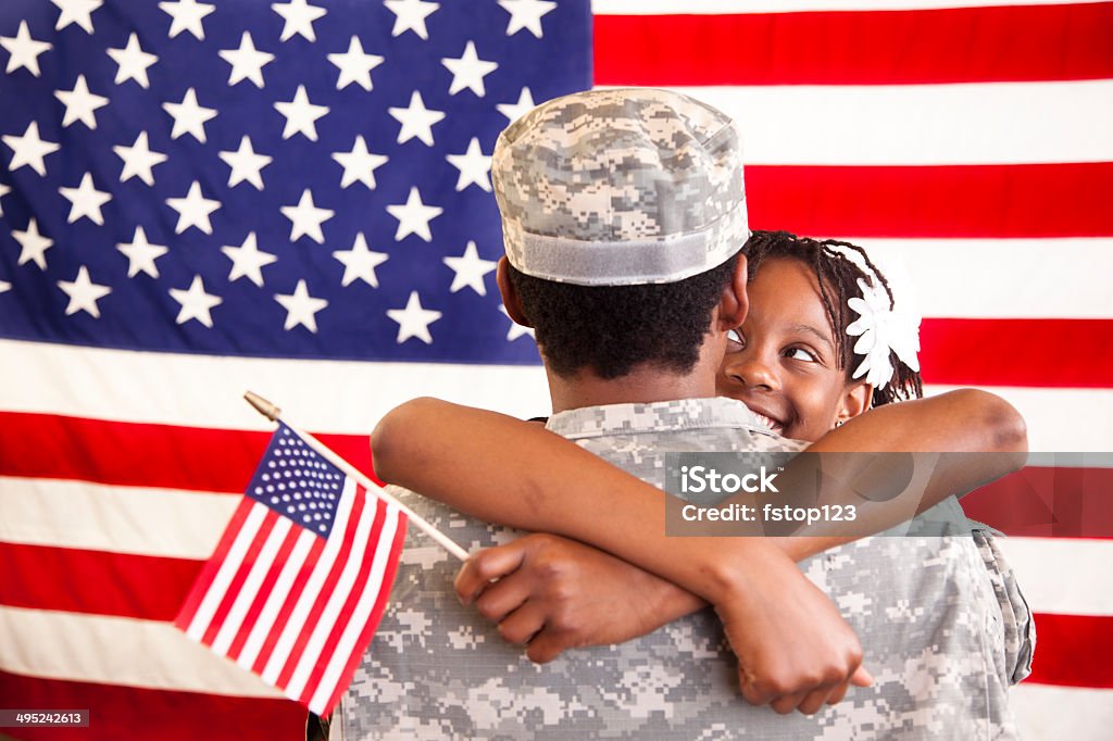 Patriotismo: Military mom ser recibido su hogar con hija.  Bandera de los Estados Unidos. - Foto de stock de Día de los veteranos en Estados Unidos libre de derechos