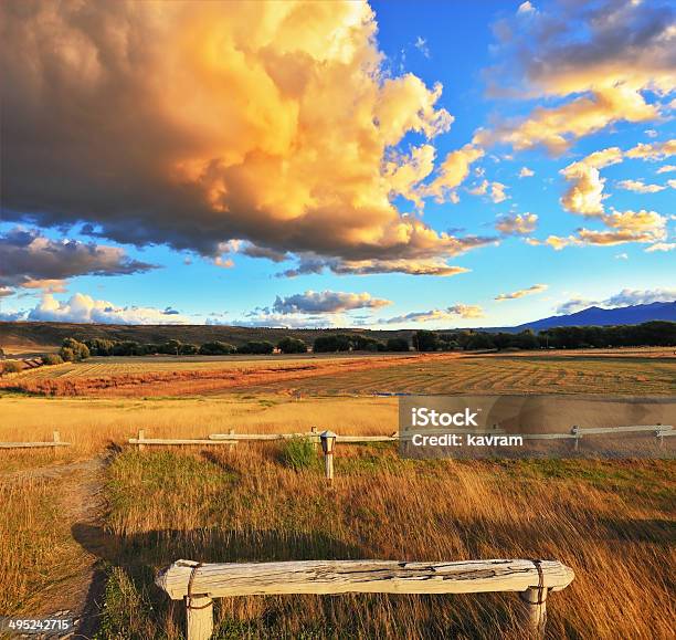 Gemütliche Holzbank Stockfoto und mehr Bilder von Montana - Montana, Herbst, Wolkengebilde