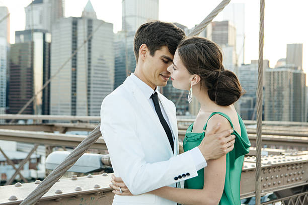 istock Kiss on Brooklyn Bridge 495242860